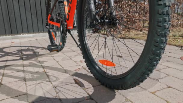 Zamknij Widok Rower Stojący Podwórku Słoneczny Dzień Szwecja Uppsala 2023 — Wideo stockowe