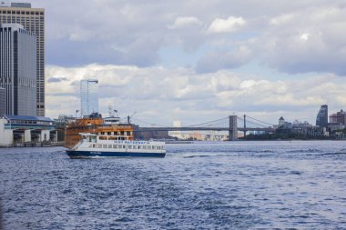 Arka planda Brooklyn Köprüsü olan güzel manzara manzarası. New York, ABD. 09.21.2022.