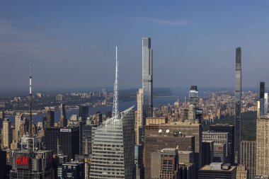 Mavi okyanus ve gökyüzü arkaplanı üzerine güzel Manhattan manzarası. - New York. ABD. 09.21.2022 