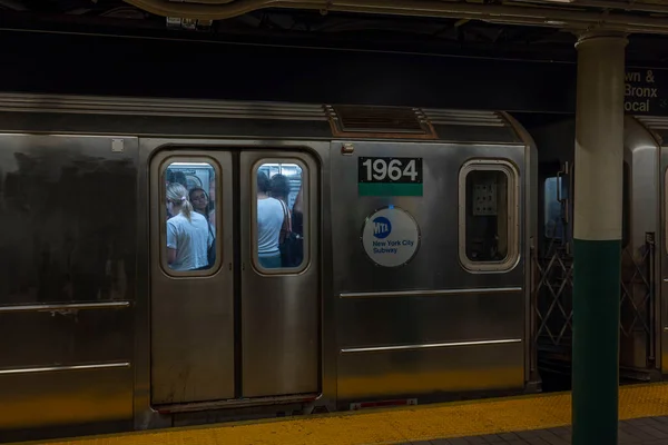 ニューヨーク地下鉄の地下鉄列車での乗客の接近ビュー ニューヨークだ アメリカだ 2023 — ストック写真