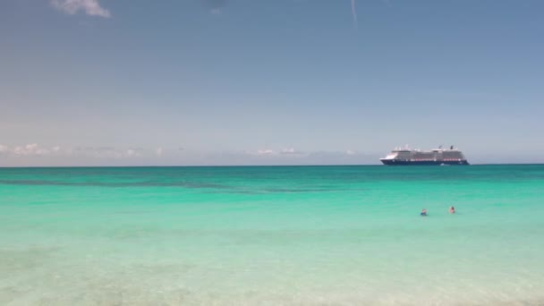 Couple Tourists Swimming Ocean Cruise Ship Passing Background Aruba — Stock Video