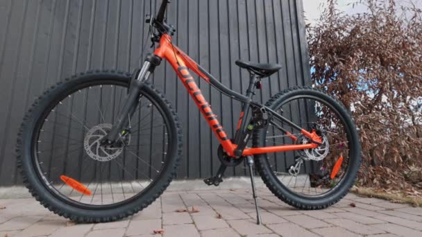 Vista Perto Bicicleta Montanha Occano Quintal Villa Privada Suécia Uppsala — Vídeo de Stock