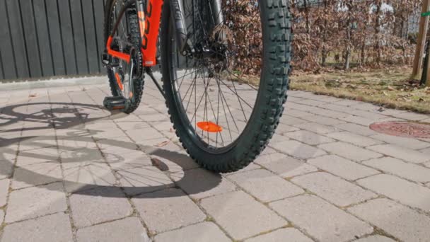 Γκρο Πλαν Άποψη Του Πορτοκαλί Ποδήλατο Βουνού Σταθμευμένο Κοντά Μαύρο — Αρχείο Βίντεο