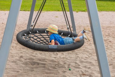 Çocuğun çocuk parkındaki görüntüsü çok yakın. İsveç. 