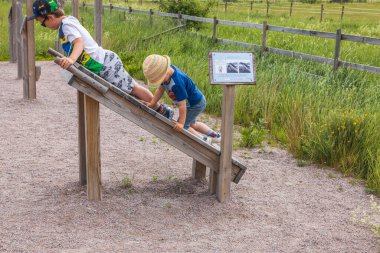 Açık hava spor sahasında oynayan iki çocuğun görüntüsü. İsveç. Uppsala. 08.15.2022.