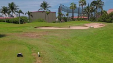 Arka planda yeşil çimen golf sahasının güzel manzarası. Beyaz bulutlu mavi gökyüzü. Aruba.