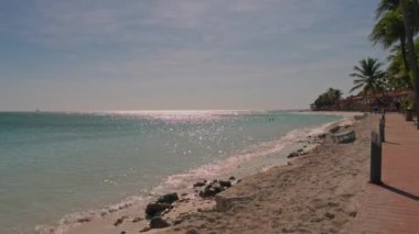 Aruba Adası 'ndaki otel kumsalından gün batımının muhteşem manzarası. Karayipler. 