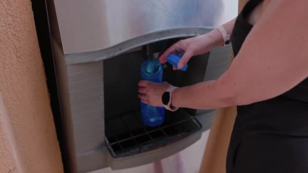 Großaufnahme Einer Frau Die Plastikflaschen Mit Eiswürfeln Aus Einer Eismaschine — Stockvideo
