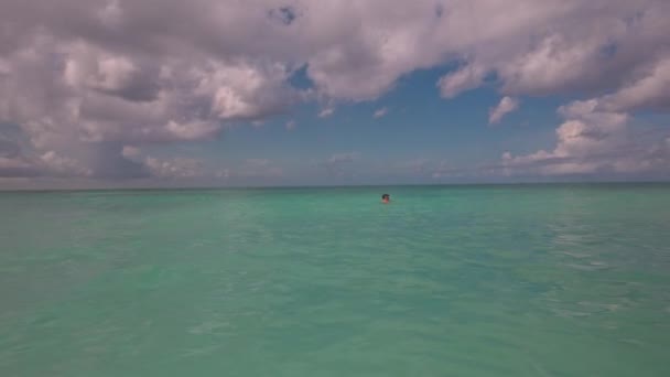Beautiful View Woman Surface Turquoise Water Floating Atlantic Ocean Aruba — Stock Video