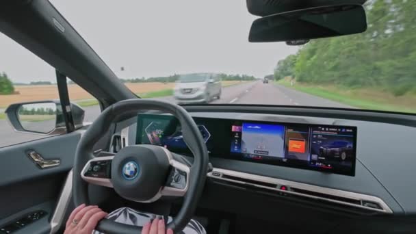 道路上の電気自動車Bmw Ix40のインテリアビューを閉じます 車の女性ドライバー スウェーデンだ ウプサラ 9月15日2022年 — ストック動画