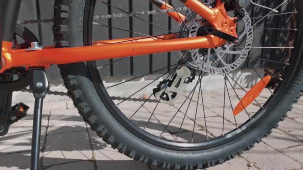 プライベートハウスの庭で実行しているボード上に立って自転車の車輪のビュー スウェーデンだ ウプサラ 2023 — ストック動画
