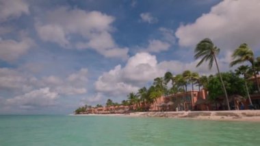 Otelin arka planında Eagle Beach 'in kumlu sahili çok güzel görünüyor. Aruba.