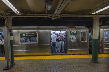 New York Metrosu Astor İstasyonu 'nda açık tren kapısı olan yolcuların yakın görüntüsü. - New York. ABD. 04.24.2023.