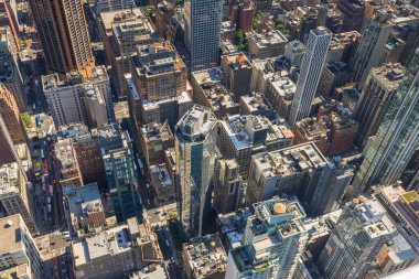 Yoğun bir şekilde inşa edilmiş Manhattan 'daki gökdelenlerin en tepeden aşağı manzarası. New York, ABD.