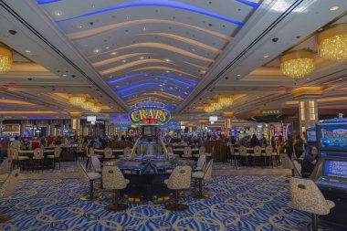 Kumar makineleriyle oynayan insanların olduğu oteldeki kumarhanenin güzel manzarası. Las Vegas mı? ABD. 04.25.2023.