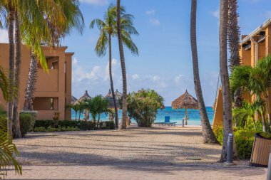 Beyaz bulutlu mavi gökyüzüne karşı Atlantik Okyanusu sahilinin güzel manzarası. Aruba. 