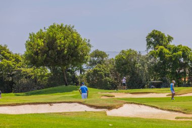 Oteldeki golf sahasında golf oynayan insanların güzel manzarası. Aruba. 