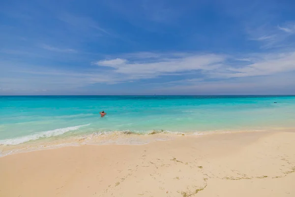 Вид Песчаный Пляж Eagle Beach Бирюзовой Водой Атлантического Океана Острове — стоковое фото