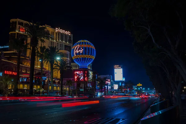 ストリップロードに車の豪華な集中光トレーサーとラスベガスの街並みの夜景 ネバダ ラスベガス アメリカ — ストック写真