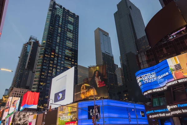 百老汇摩天大楼迷人的晚景 配有广告Led面板 — 图库照片