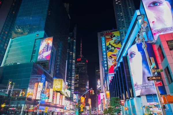 夜空背景上色彩斑斓 灯火通明的摩天大楼尽收眼底 曼哈顿 New York Usa — 图库照片