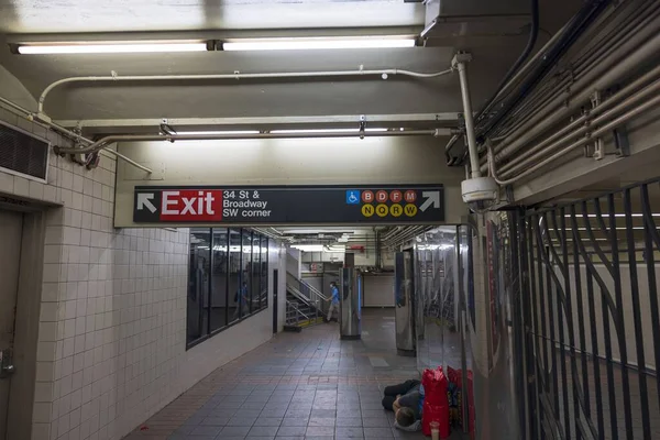 无家可归的人睡在地板上的地铁站的内部景观 New York Usa — 图库照片