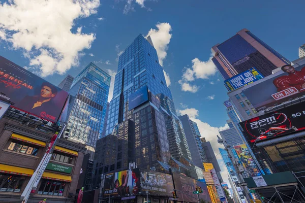 百老汇摩天大楼的壮丽景象 在蓝天白云的映衬下 有广告牌 — 图库照片