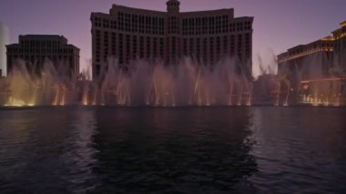 Bellagio Oteli 'nin fıskiyelerine bakan Las Vegas' ın akşam manzarası. Las Vegas mı? Nevada mı? ABD. 