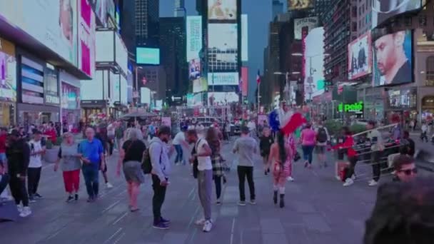 美しい夜ブロードウェイを歩く人々とマンハッタンの街並みを表示します ニューヨークだ アメリカ — ストック動画