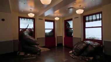 Godzilla Empire State binasına tırmanıyor ve turistlerin etkilerine bakıyor. - New York. ABD. 