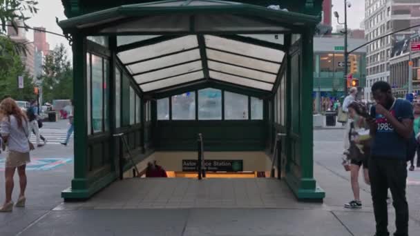 애스터 사람들 맨해튼에 출입하는 — 비디오