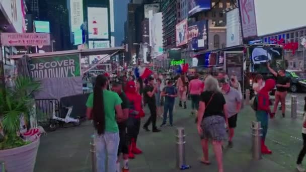 ニューヨークの街並みの美しい夜景 タイムズスクエアを歩く人々 Nyだ アメリカ — ストック動画