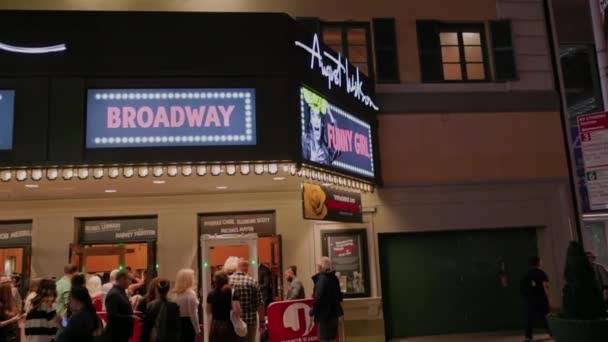 Pohled Lidi Frontě Slavný Muzikál Divadle Augusta Wilsona Broadwayi Manhattan — Stock video