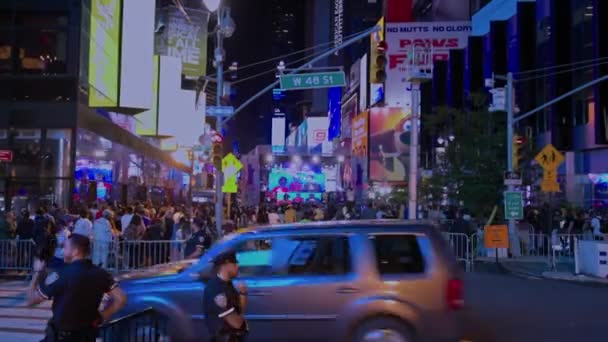 ニューヨークのマンハッタンにあるブロードウェイの夜景では 警察官が音楽バンドコンサート中の交通を管理している ニューヨークだ アメリカ — ストック動画