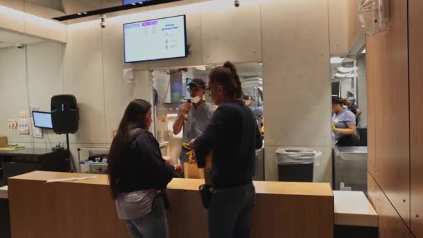 Πελάτες Παραλαμβάνουν Τις Παραγγελίες Τους Στο Εστιατόριο Mcdonald Στη Νέα — Αρχείο Βίντεο
