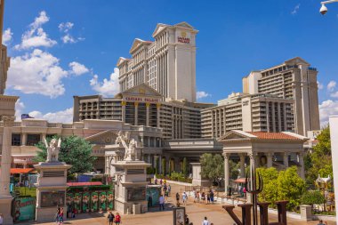 Las Vegas, ABD 'deki Caesars Palace kumarhanesindeki Strip ve palmiye ağaçlarına bakın. Las Vegas.