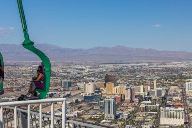 Las Vegas 'taki Stratosfer Kulesi' ndeki turistler. Gökyüzü kapsülü - Stratosfer. Las Vegas mı? ABD.