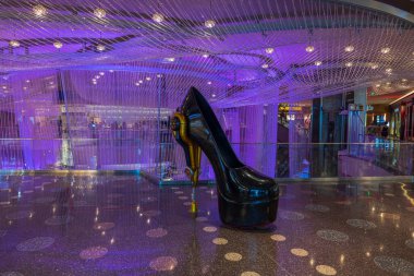 Dev siyah topuklu ayakkabı Las Vegas Strip 'teki Cosmopolitan Oteli' nin en büyük fotoğraf fırsatlarından biri. Las Vegas mı? ABD.