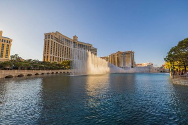 Gün batımında Bellagio Oteli çeşmelerine karşı Las Vegas manzarası. Las Vegas mı? ABD. 