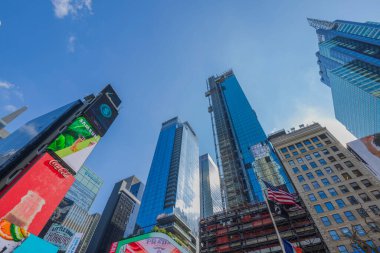 Güneşli bir günde New York 'ta Manhattan' ın güzel gökdelenlerinin manzarası. - New York. ABD. 