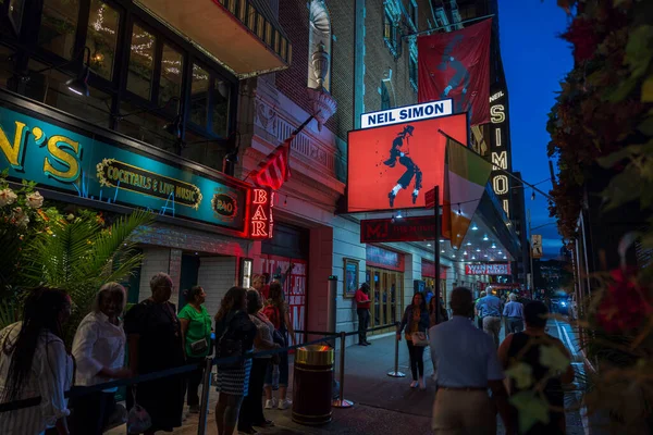 Widok Ludzi Kolejce Oglądania Słynnego Musicalu Teatrze Neil Simon Broadwayu — Zdjęcie stockowe