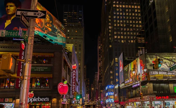 カラフルな夜のブロードウェイの風景ビュー 暗い夜空の背景にLedライト ニューヨークだ アメリカ — ストック写真