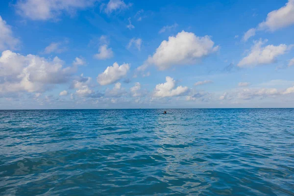 Bela Vista Água Azul Oceano Atlântico Ilha Aruba Fundo Céu — Fotografia de Stock