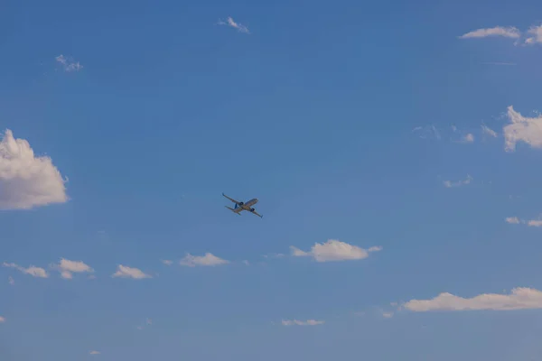 Widok Samolotu Błękitnym Niebie Rzadkimi Białymi Chmurami — Zdjęcie stockowe