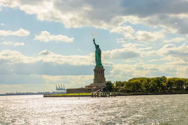 Прекрасный Вид Статую Свободы Острове Свободы Нью Йорке Дельте Реки — стоковое фото