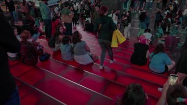 Broadway 'deki Red Stairs of Time Square' in gece manzarası çok güzel. New York 'ta. ABD.