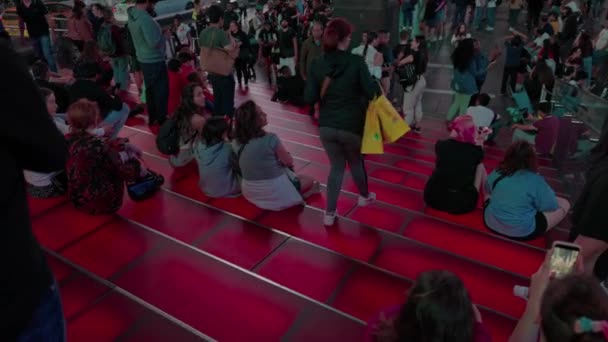 Vacker Nattutsikt Över Red Trairs Time Square Broadway Med Människor — Stockvideo