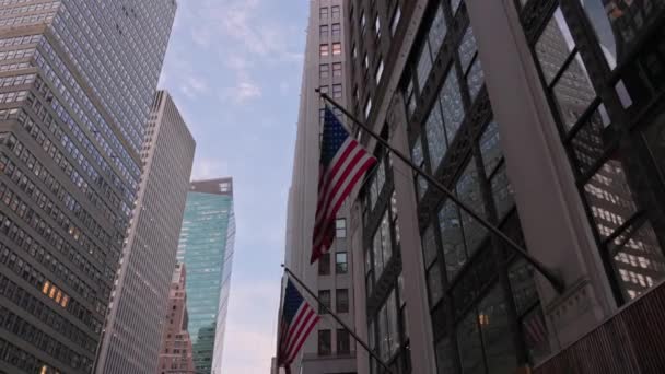 Vue Rapprochée Des Drapeaux Américains Sur Façade Gratte Ciel Manhattan — Video