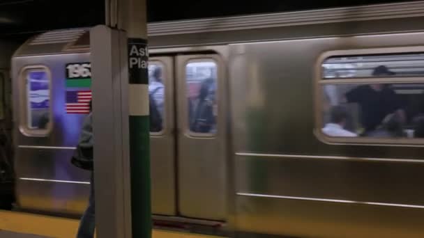 Vista Cerca Parada Tren Estación Metro Nueva York Manhattan Estados — Vídeos de Stock