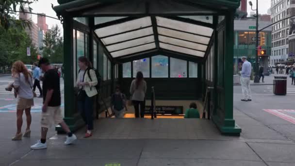Detailní Pohled Stanici Metra Astor Lidmi Manhattanu New Yorku — Stock video